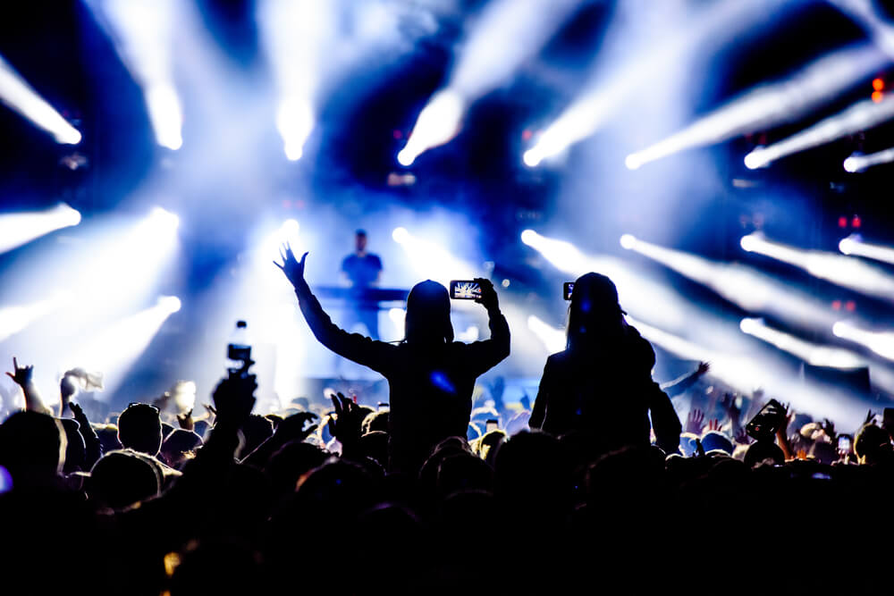 La foule d'un festival EDM apprécie la musique générée par l'IA de Soundful.